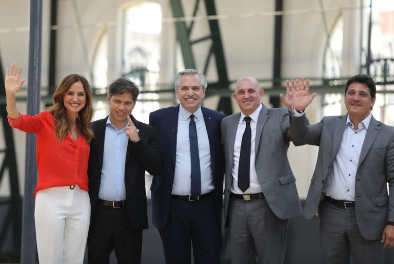 Alberto Fernández se mostró en La Plata con Victoria Tolosa Paz, Axel Kicillof, el ministro de Transporte, Alexis Guerrera, y el presidente de Trenes Argentinos