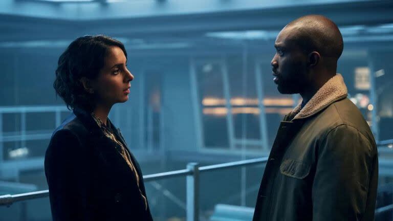 Anjli Mohindra y Paapa Essiedu en The Lazarus Project