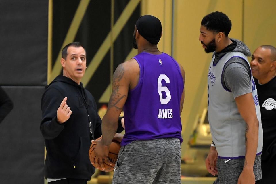 ▲湖人主帥Frank Vogel(左)認為「詹皇」LeBron James和活塞小將Isaiah Stewart衝突已經過了。（圖／美聯社／達志影像）