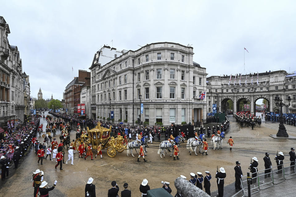 La reina Camila y el rey Carlos III a bordo de un carruaje dorado de regreso al Palacio de Buckingham desde la Abadía de Westminster tras la ceremonia de coronación, en Londres, el sábado 6 de mayo de 2023. (Sebastien Bozon/Pool vía AP)