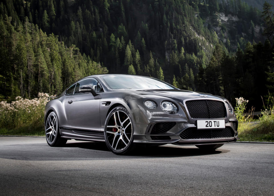 Bentley präsentiert in Detroit derweil das bislang stärkste und schnellste Auto des Unternehmens vor: den Bentley Continental Supersports. Mit einer Leistung von stolzen 710 PS beschleunigt das Serienmodell in 3,5 Sekunden auf 100 Stundenkilometer. Und dabei müssen längst keine Abstriche in Sachen Luxus gemacht werden. Denn mit einer Leder- und Carbonausstattung, einer Nackenheizung sowie einem Titanauspuff bringt der Wagen zahlreiche Details mit, die das Autofahrerherz begehrt.