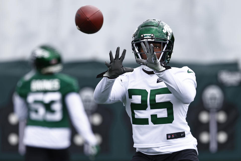 New York Jets running back Israel Abanikanda (25) makes a catch during the team's NFL football rookie minicamp, Friday, May 5, 2023, in Florham Park, N.J. (AP Photo/Rich Schultz)