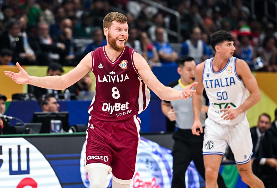 Latvijas pārstāvis Dāvis Bertāns (L) žesti FIBA Basketbola Pasaules kausa izcīņas pusfināla spēlē starp Itāliju un Latviju Manilā 2023. gada 7. septembrī. (Šervina Vardiljona/AFP foto)