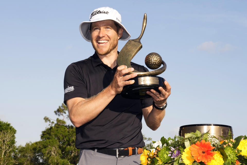 Peter Malnati sostiene el trofeo luego de ganar el campeonato de golf Valspar, el domingo 24 de marzo de 2024, en Innisbrook en Palm Harbor, Florida. (AP Foto/Chris O'Meara)