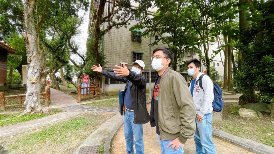 卓冠廷接到陳情後到金城公園現場與金城公園綠地保留自救會成員會談。   圖：翻攝卓冠廷臉書