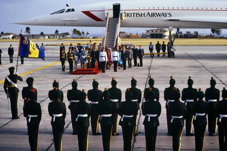 A guard of honour welcomes H.M. Queen Elizabeth & H.R.H. The Duke of Edinburgh arrival at Barbados via Concorde (Alamy)