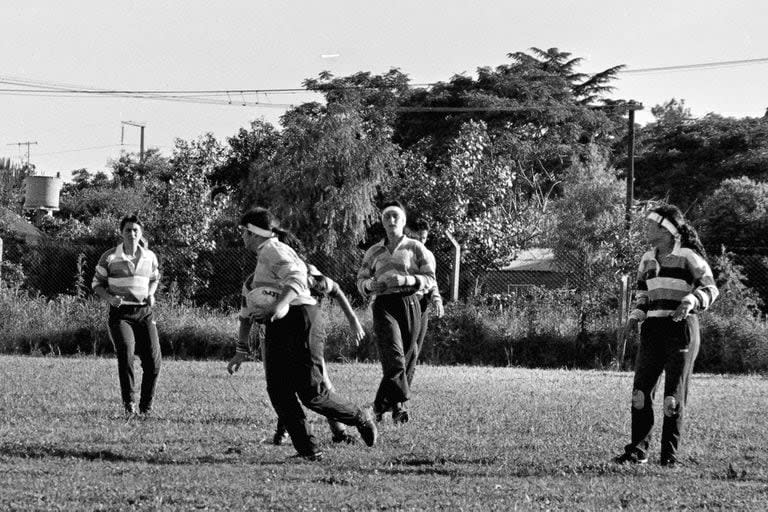 GEI con la pelota; el equipo de rugby femenino de Ituzaingó decidió jugar ese primer partido con pantalones largos para evitar los comentarios sexistas