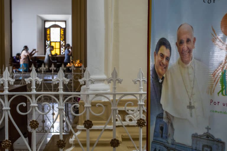 Un cartel con el obispo Rolando Álvarez y el papa Francisco cuelga dentro de la Catedral en Matagalpa, Nicaragua (Archivo)