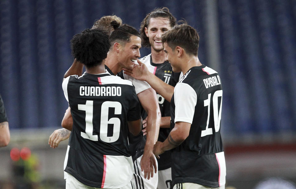 Cristiano Ronaldo (centro), de la Juventus, festeja con sus compañeros luego de anotar ante el Genoa en un duelo de la Serie A italiana, el martes 30 de junio de 2020 (Tano Pecoraro/LaPresse via AP)