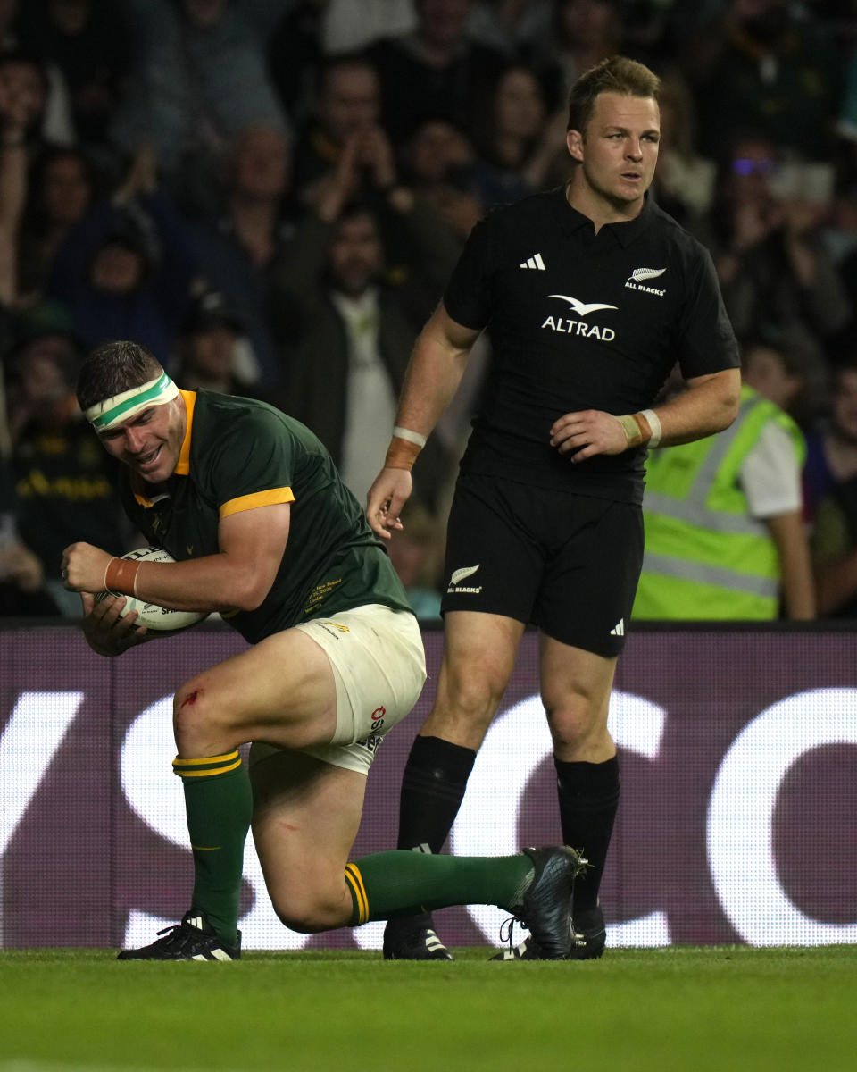 South Africa's Malcolm Marx, left, celebrates after scoring a try during the rugby union international match between South Africa and New Zealand, at Twickenham stadium in London, Friday, Aug. 25, 2023. (AP Photo/Alastair Grant)