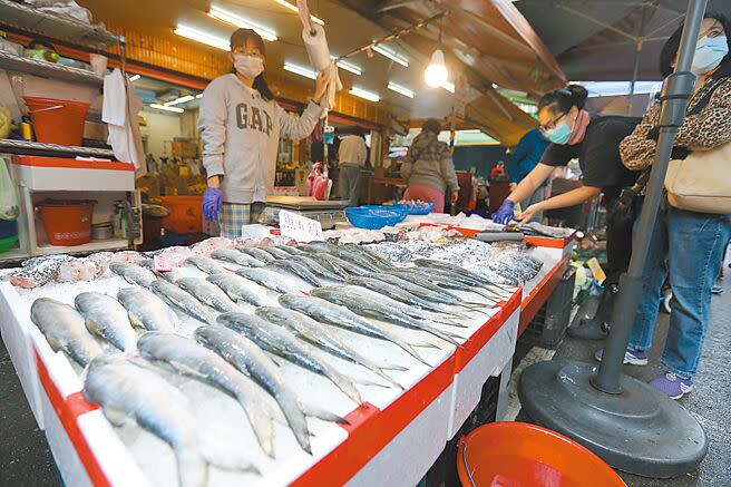 大陸日前將多家台灣水產品公司與漁船的輸陸登錄狀態改為暫停出口，台灣水產品幾乎都無法出口到大陸，對午仔魚、魷魚、秋刀魚等衝擊最大。針對大陸這項新規，日本早已積極輔導業者註冊。（杜宜諳攝）