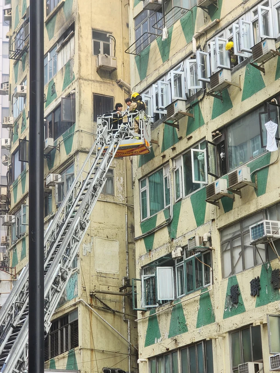 有住客要從消防員從雲梯救出。