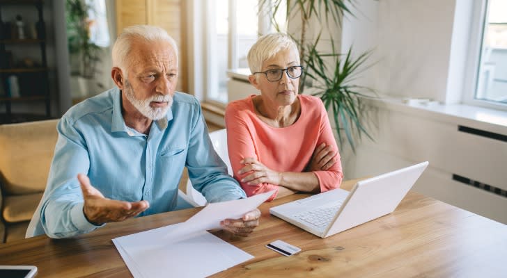 A couple learning about the best rules of thumb for retirement savings