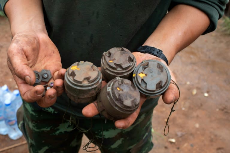 Un miembro del grupo opositor KNDF muestra minas antipersona colocadas por el ejército de Birmania y retiradas durante una operación de desminado, el 11 de julio de 2023 cerca de la ciudad de Pekon (.)