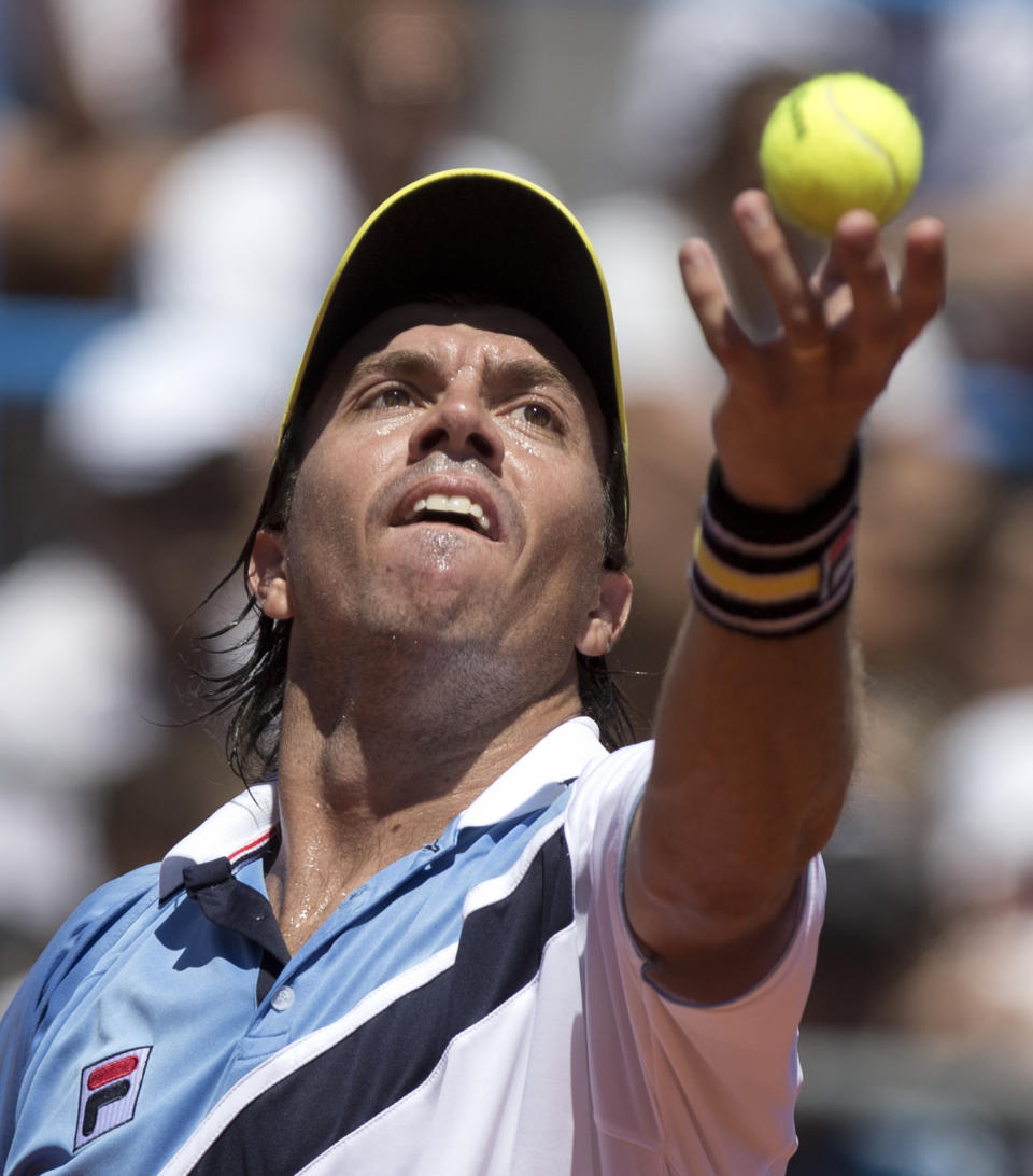 Argentina's Carlos Berlocq serves the ball to Italy's Andreas Seppi during their Davis Cup singles tennis match in Mar del Plata, Argentina, Friday, Jan. 31, 2014. (AP Photo/Eduardo Di Baia)