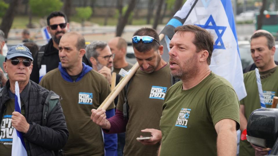 Eyal Naveh, a veteran of an elite Israeli special forces unit, briefs a crowd of military reservist demonstrators ahead of a protest in Jerusalem on April 20, 2023.