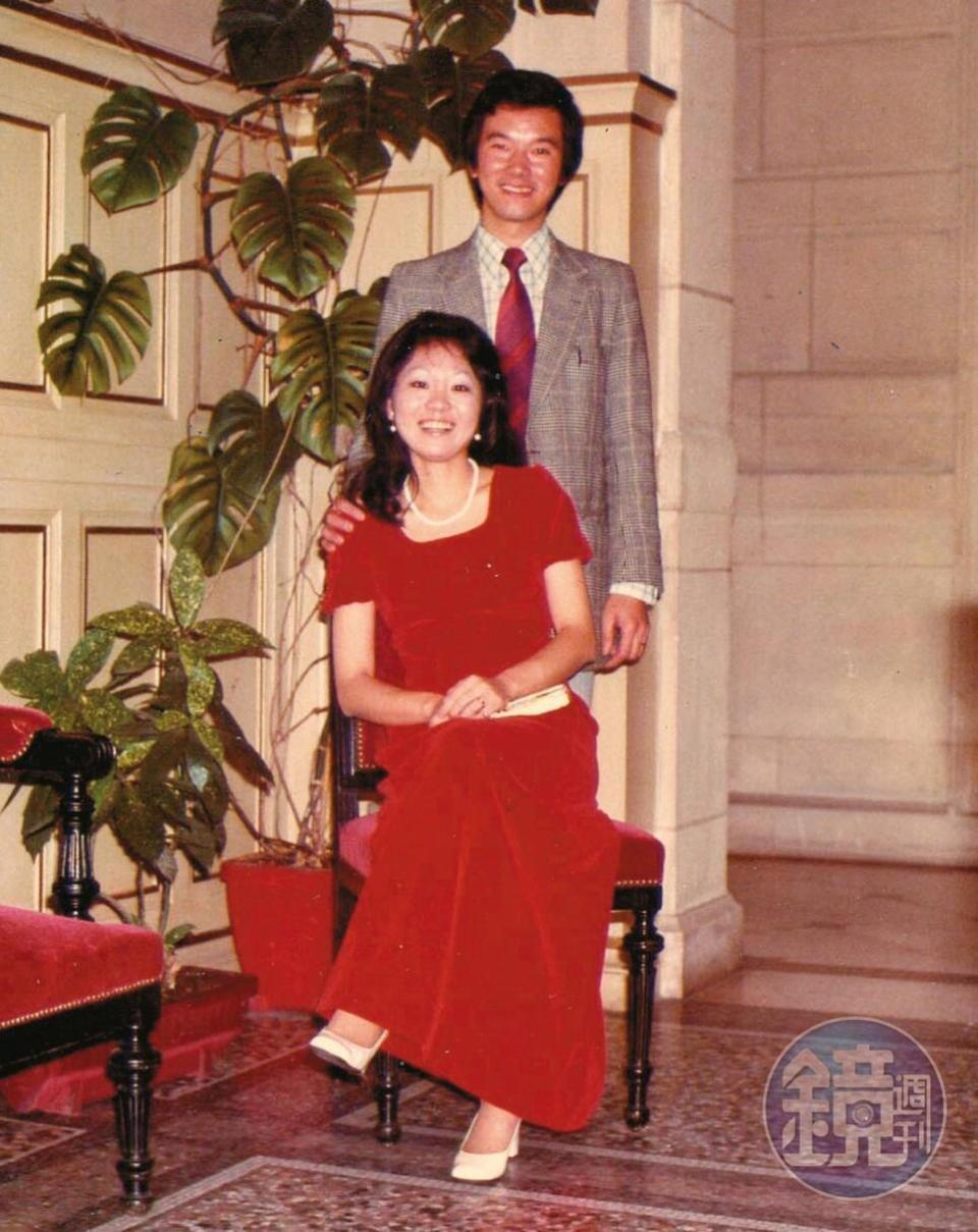 1974年在巴黎，25歲的陳郁秀與盧修一公證結婚，當時因陳郁秀父母反對婚事，所以沒穿婚紗，也沒舉辦婚禮。（陳郁秀提供）