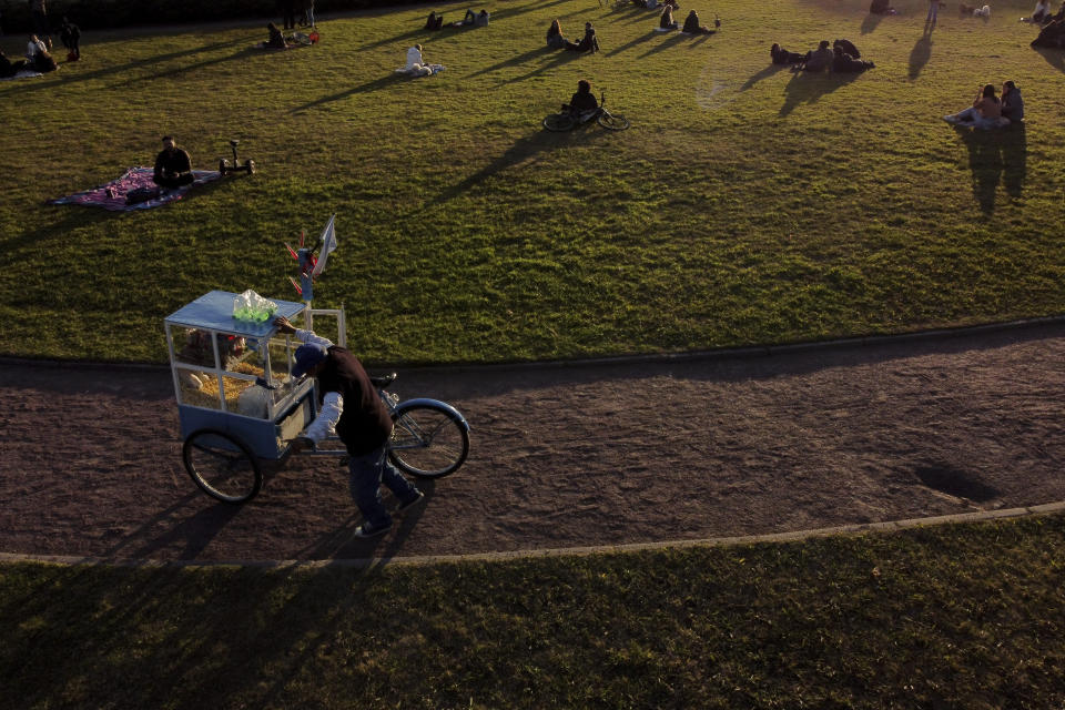 Un vendedor de palomitas de maíz ofrece su producto en un parque en medio de la pandemia de COVID-19 en Buenos Aires, Argentina, el domingo 6 de junio de 2021. (AP Foto/Natacha Pisarenko)