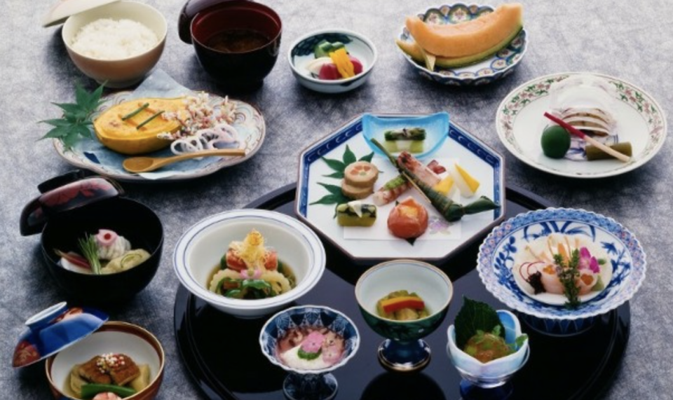 在日本用餐後，不要擅自疊起器皿，因為日本料理器皿可以很貴，若弄花了便糟糕。（互聯網） 