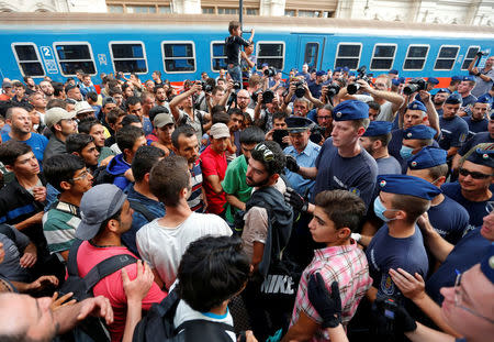 FILE PHOTO: Migrants face Hungarian police in the main Eastern Railway station in Budapest, Hungary, September 1, 2015. REUTE/Laszlo Balogh/File Photo