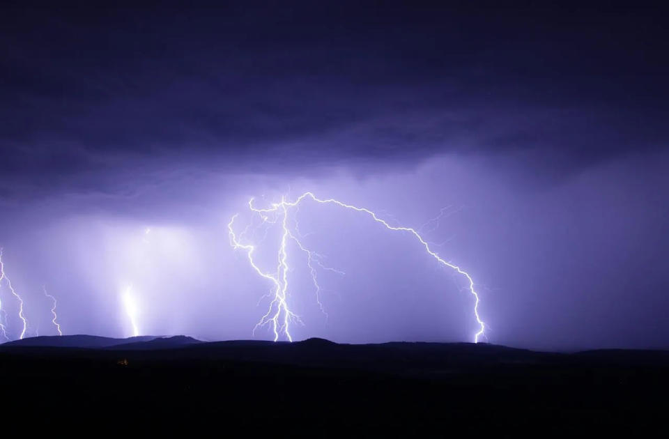 <strong>天氣風險公司表示，2023年嘉義市閃電密度達每平方公里167.4次居冠，數量則以南投縣29萬1146次為第一。（示意圖／取自pixabay）</strong>
