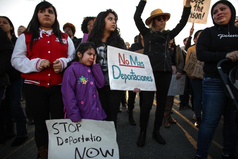 Daniela Gil, de 6 años, llora mientras participa en una protesta contra las deportaciones afuera de un centro de detención en Tacoma, Washington, el martes 11 de marzo de 2014. Luego de vivir 20 años sin permiso legal en EEUU, Guillermo Gil, padre de Daniela, fue detenido en octubre de 2013 y se prevé que sea deportado. El jueves 13 de marzo, el presidente Barack Obama prometió revisar que las deportaciones sean más humanas. (Foto AP/seattlepi.com, Joshua Trujillo)