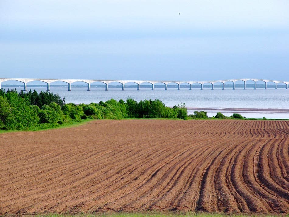 <b>Confederation Bridge</b><br>The 12.9 kilometre long bridge opened on 31 May 1997, connecting the Prince Edward Island with New Brunswick, Canada. The Confederation bridge is a two-lane highway toll bridge.