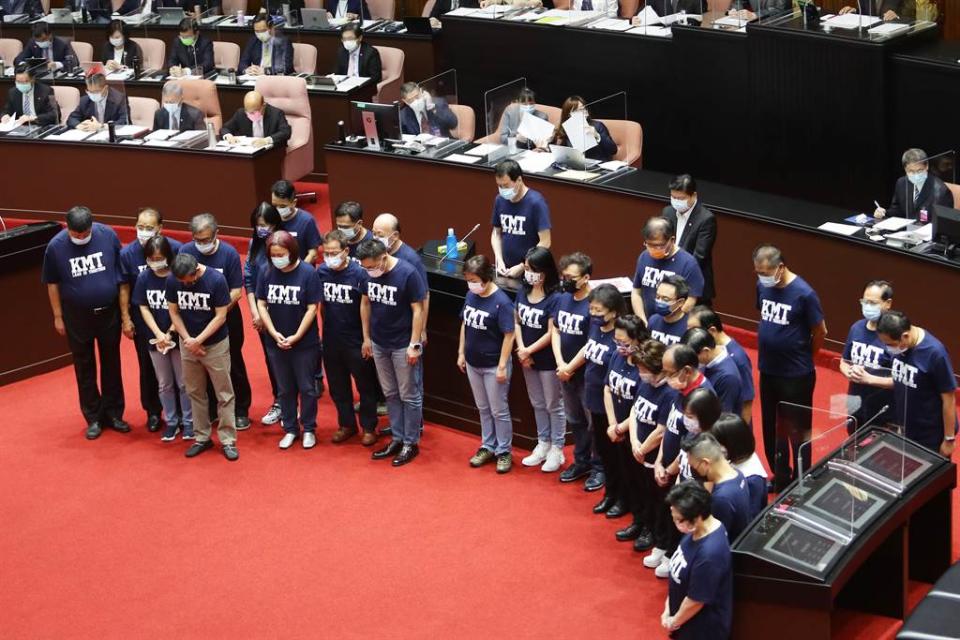 立法院15日邀請行政院進行施政報告及備詢，針對14日高雄發生死傷慘重的大火，國民黨立法院黨團在國是論壇時間齊聚議場，向死難者默哀致意。（季志翔攝）