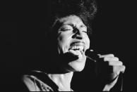 Er führte musikalische Stilrichtungen - Gospel, Blues sowie Rhythm and Blues - zusammen und spielte damit eine zentrale Rolle bei der Entstehung des Rock'n'Roll: Little Richard, der durch Hits wie "Tutti Frutti", "Lucille" und "Good Golly Miss Molly" weltberühmt wurde, starb am 9. Mai im Alter von 87 Jahren an den Folgen einer Knochenkrebserkrankung. (Bild: Angela Deane-Drummond/Evening Standard/Hulton Archive/Getty Images)