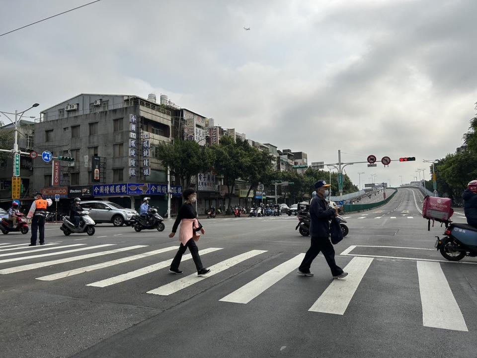 今(9)日至明日清晨受到東北季風影響，北部及東北部天氣較涼，其他地區早晚涼，台灣各地及澎湖、金門、馬祖為多雲到晴，僅東部、東南部地區及中南部山區有零星短暫陣雨。   圖：林岑韋／攝