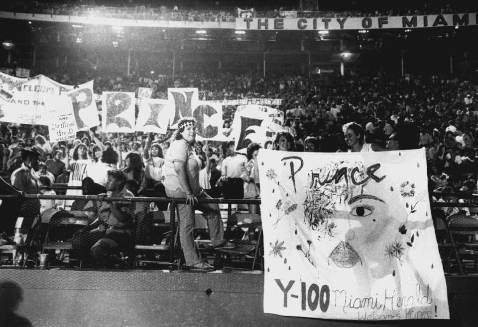 En esta foto de archivo del 7 de abril de 1985, los fans abarrotaron el Orange Bowl de Miami para asistir a un concierto de Prince de su gira Purple Rain que se celebró de forma polémica un domingo de Pascua.