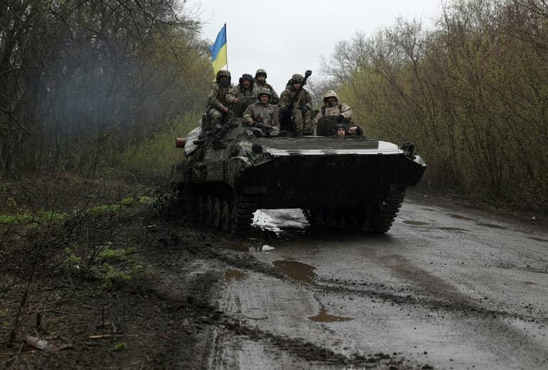 Des soldats ukrainiens sur un véhicule blindé dans la région de Kharkiv, le 18 avril 2022 - Anatolii Stepanov © 2019 AFP