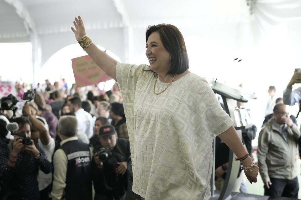 La candidata presidencial Xóchitl Gálvez saluda a simpatizantes en un acto de campaña en Huixquilucan, México, el jueves 11 de abril de 2024. Las elecciones generales están previstas para el 2 de junio (AP Photo/Marco Ugarte)