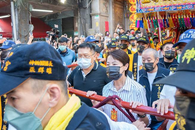 無黨籍台北市長候選人黃珊珊今於艋舺青山宮遶境搶頭香扶轎。（黃珊珊辦公室提供）