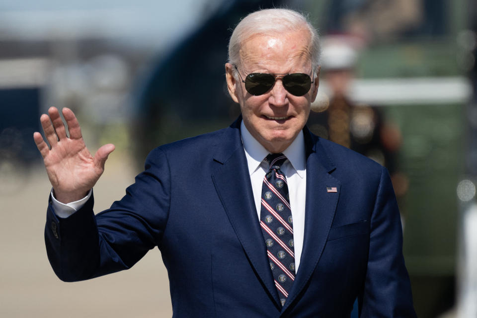 Le président américain Joe Biden arrive à bord d'Air Force One à Joint Base Andrews dans le Maryland le 9 mars 2023, alors qu'il se rend à Philadelphie. – Le président Joe Biden présentera ce qui équivaut à son discours de réélection prévu pour 2024 le 9 mars, avec le dévoilement d'un projet de budget protégeant la gratuité des soins de santé pour les personnes âgées, tout en taxant les riches Américains pour aider à réduire le déficit national. (Photo de SAUL LOEB / AFP) (Photo de SAUL LOEB/AFP via Getty Images)