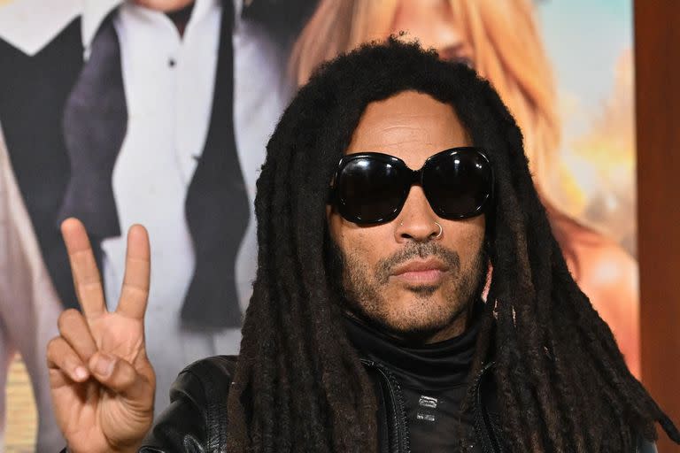 Las gafas de sol negras y sus clásicas rastas le aportaron su propio sello a este look total black