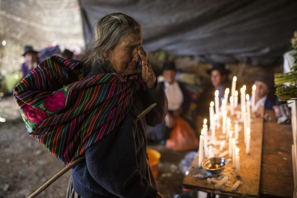 En imagen del 15 de agosto de 2018, Paulina Tineo Canchari llora ante los féretros de familiares que murieron a manos de las guerrillas del grupo Sendero Luminoso y el ejército peruano en la década de 1980, durante su entierro en Quinuas, en la provincia peruana de Ayacucho. En la mayoría de casos la fiscalía -con escasos recursos y sobrecarga de trabajo- no ha logrado identificar a los autores del delito y no han ordenado la exhumación de los restos, prolongando el sufrimiento de los familiares. (AP Foto/Rodrigo Abd)