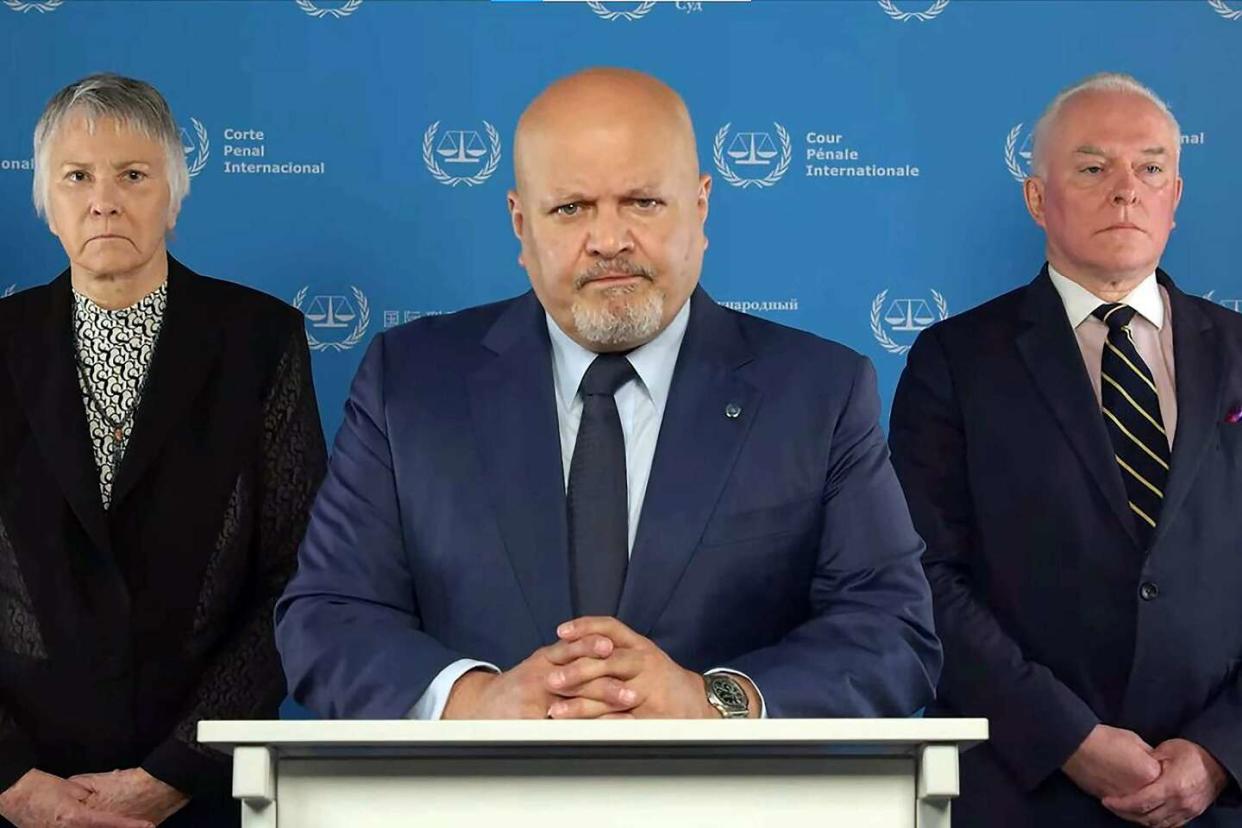 Le procureur de la Cour pénale internationale Karim Khan (au centre) a requis des mandats d'arrêt contre des chefs du Hamas et des dirigeants israéliens, ce lundi 20 mai 2024.  - Credit:International Criminal Court/Shu/SIPA / SIPA / International Criminal Court/Shu