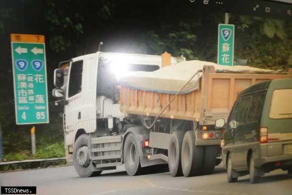 因應台灣東部海域規模7.2地震，蘇花路廊多處坍方阻斷，台九線蘇花路廊蘇澳至和平，有條件開放通行。（記者董秀雲攝）