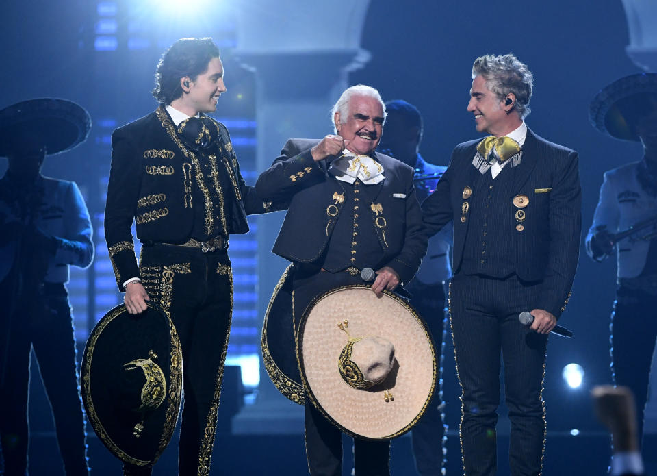 Alex, Vicente y Alejandro Fernández en el escenario de los premios Latin GRAMMY en Las Vegas, Nevada. (Kevin Winter/Getty Images for LARAS)