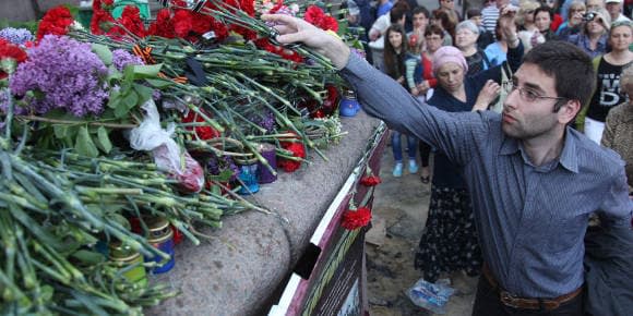 Des pro-russes apportent des fleurs devant la Maison des syndicats à Odessa où une quarantaine d'activistes ont péri le 2 mai 2014. - -