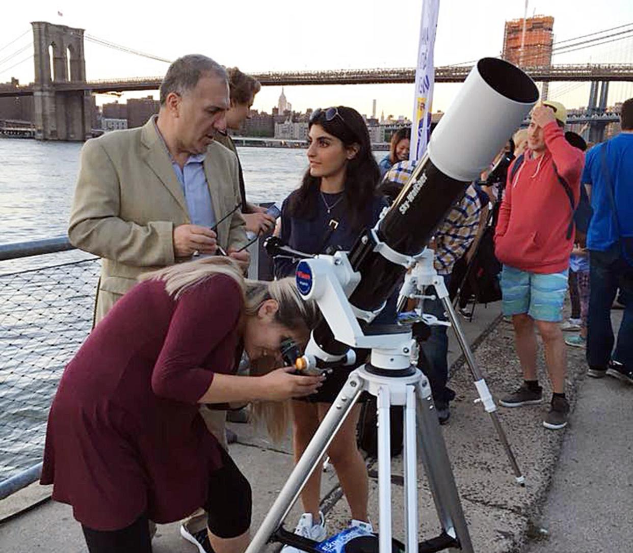 An educational event near the Brooklyn Bridge, organized by the Amateur Astronomers Association of New York. 