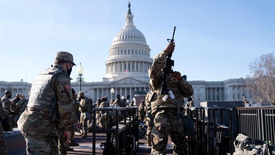 Militares alrededor del Capitolio