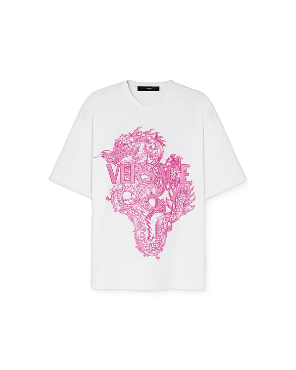 VERSACE龍年特別版T-shirt。NT$31,000。（VERSACE提供）