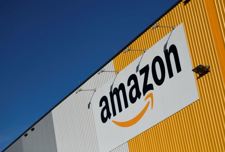 Il logo Amazon su un capannone di Dortmund, in Germania (Getty Images)