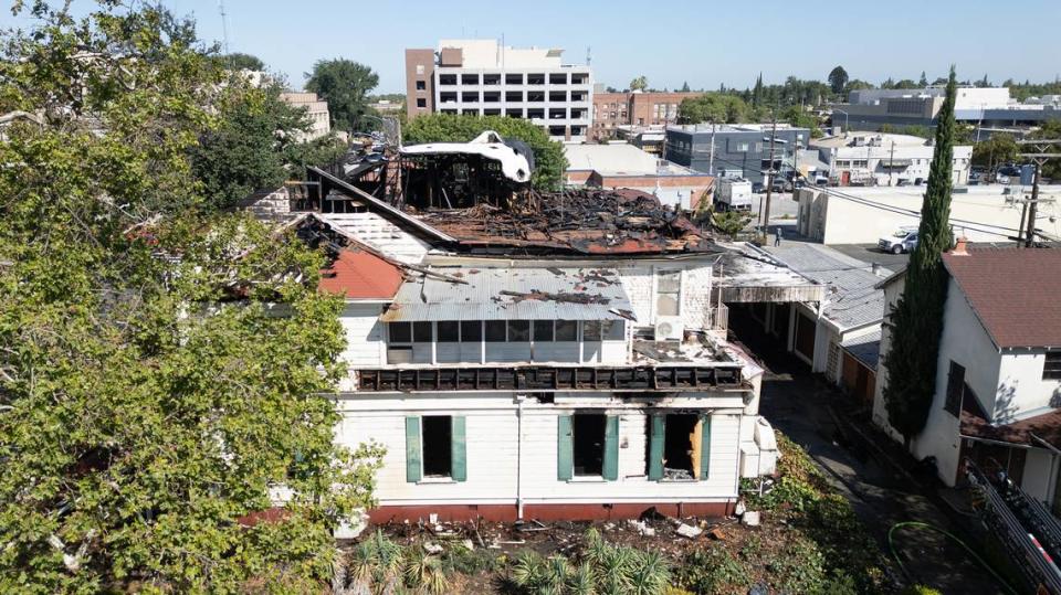 El antiguo edificio de Franklin and Downs Funeral Homes, en la esquina de la 12th y la G, resultó dañado por un incendio de madrugada en Modesto, California, el martes 16 de julio de 2024.
