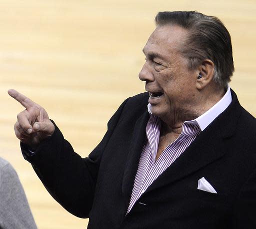 El dueño de Los Angeles Clippers Donald Sterling, envuelto en una gran polémica en Estados Unidos y acusado de racismo, durante un partido de su equipo ante los Golden State Warriors, el 21 de abril de 2014 en el Staples Center de Los Angeles (AFP | ROBYN BECK)