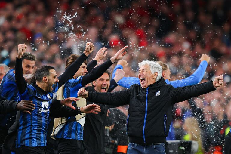 Gian Piero Gasperini, el técnico de Atalanta, celebra a lo grande... como si se tratara de un adolescente