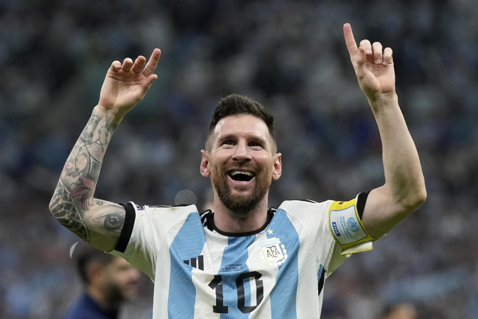 Lionel Messi celebra la victoria de Argentina por penales ante Holanda en los cuartos de final del Mundial, el viernes 9 de diciembre de 2022, en Lusail, Qatar. (AP Foto/Ricardo Mazalán)