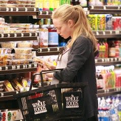 Amanda Seyfried stocks up on groceries